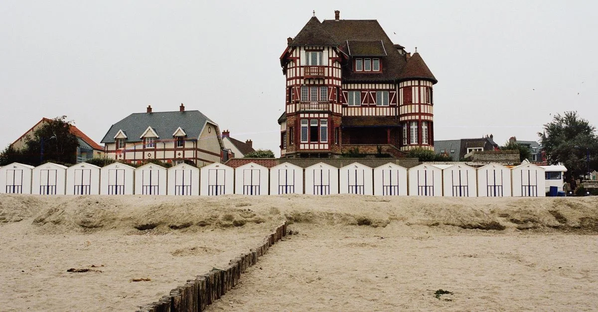 Un manoir pittoresque au bord de la plage à Le Crotoy, France, parfait pour s'inspirer lors de vos voyages.