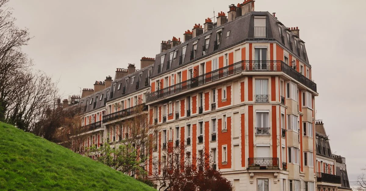 Charmant bâtiment résidentiel à Paris présentant un style architectural classique.