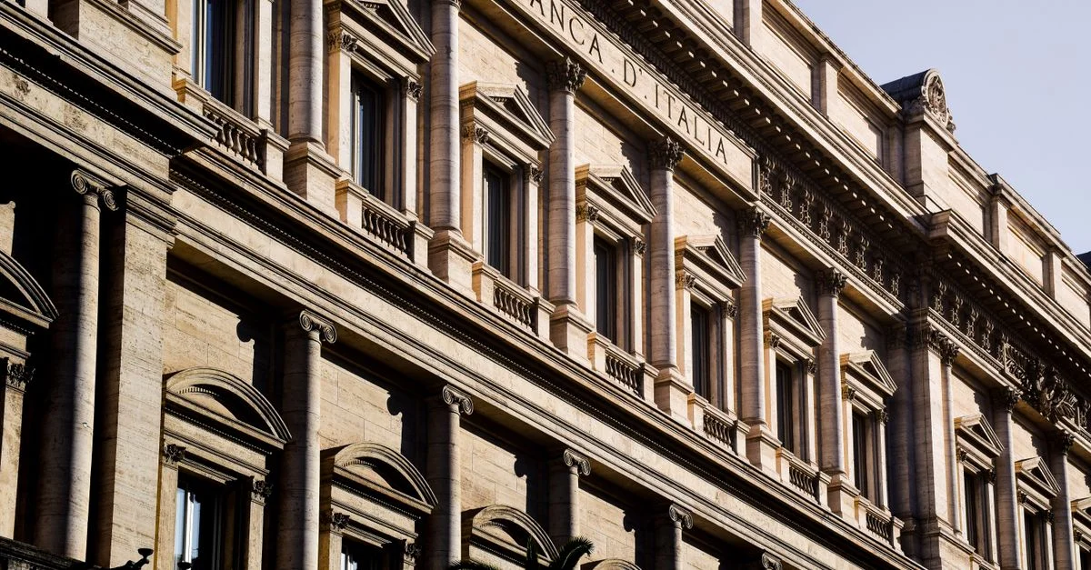 Façade ensoleillée de l'emblématique Banca d'Italia à Rome, présentant une architecture classique.