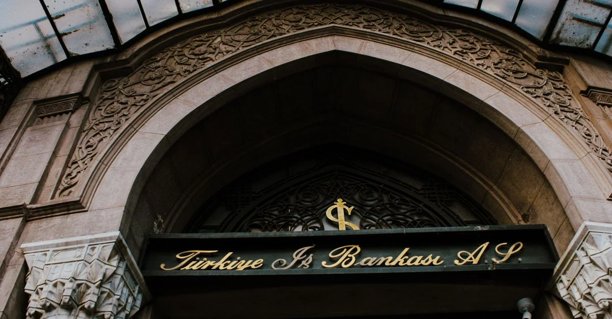 Entrée élégante de Türkiye İş Bankası avec des détails architecturaux à Istanbul.