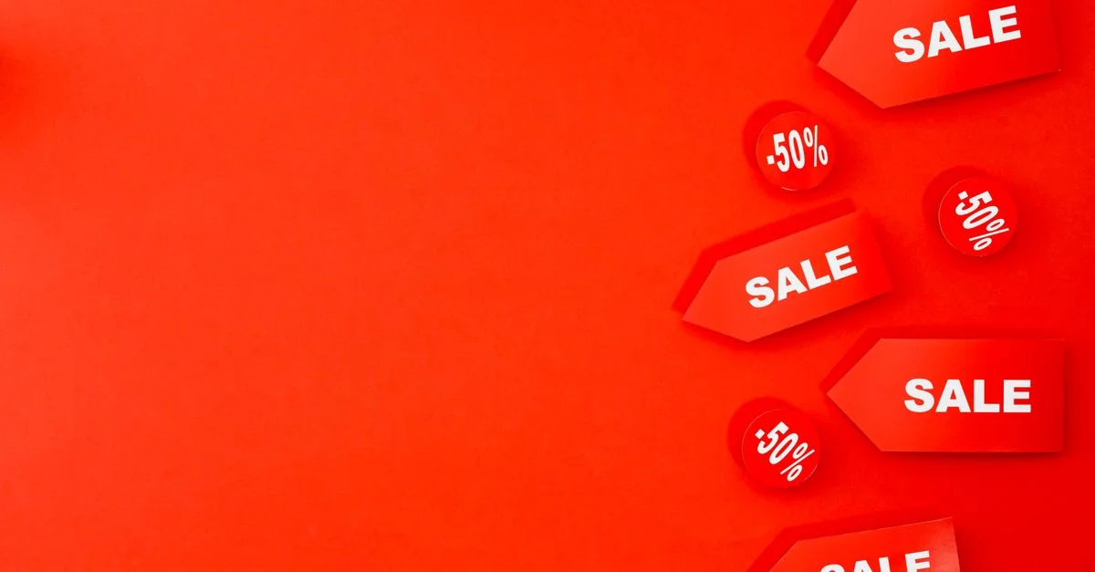 Étiquettes de vente rouges avec des réductions de 50 % sur un arrière-plan vibrant pour des promotions de vente au détail.
